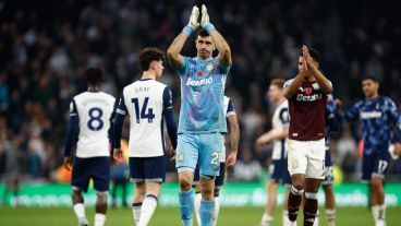 "Dibu" Martínez saluda a los hinchas del Aston Villa al final del partido contra Tottenham.