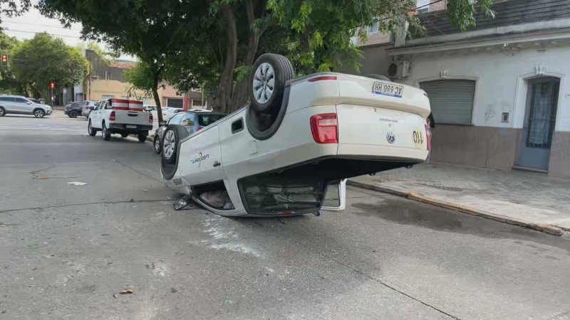 Así quedó el vehículo volcado.