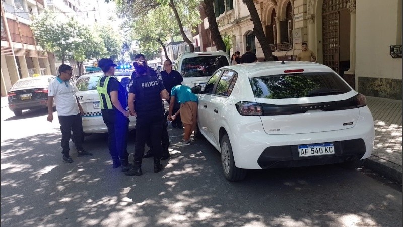 En Rioja al 2200, una joven que cuida autos en la zona, agredió a personal de la secretaría de Control al arrojarles alcohol y un cigarrilo encendido.