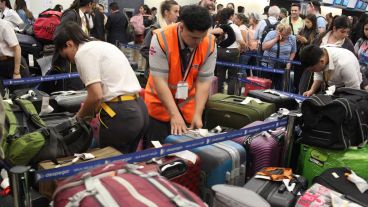 Pasajeros afectados por un paro de personal de Intercargo.