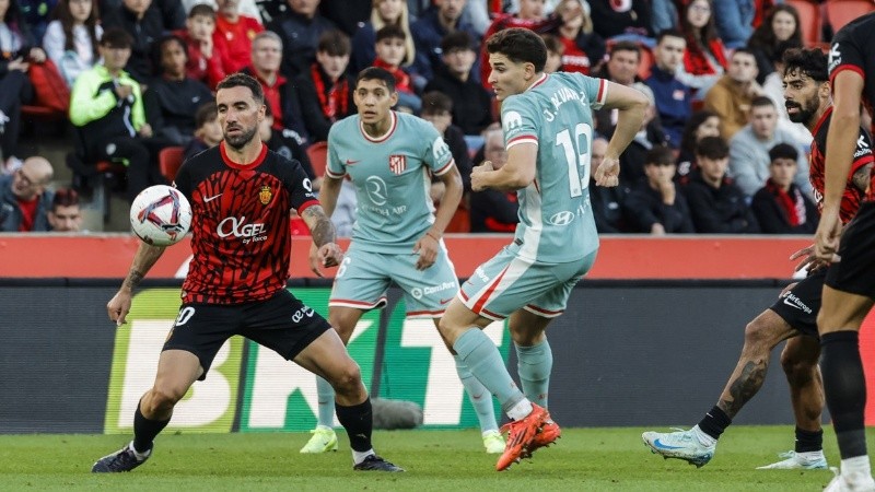 Julián toca, Molina mira. Los argentinos siguen sosteniendo al equipo del Cholo.