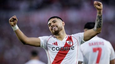 El chileno Paulo Díaz anotó uno de los goles de la tarde en el Monumental.