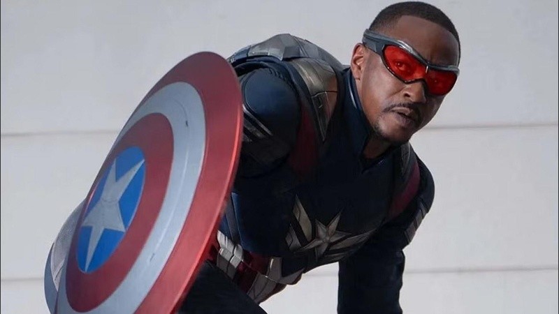 Anthony Mackie se pone el escudo de 