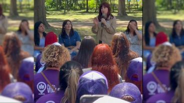 Cristina participó este mediodía de una reunión con 400 mujeres promotoras de género, capacitadas en la Ley Micaela.