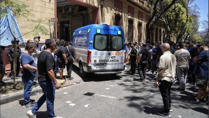 Ambulancia que ingresa a atender a heridos por la violenta protesta gremial en Aguas