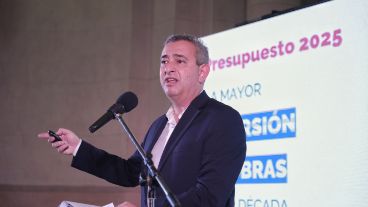 Javkin presentó el presupuesto 2025 con eje en la reducción de cargos y tasas y la inversión en obras.