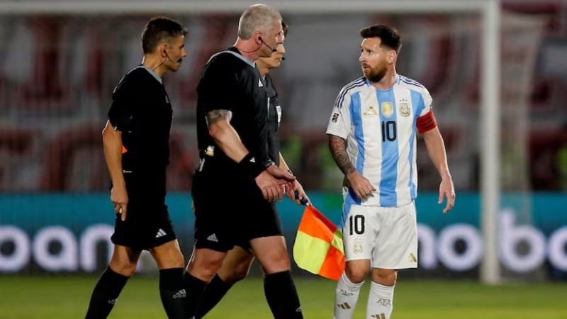 Lionel Messi es habitual blanco de duras patadas a lo largo de los distintos partidos que juega, especialmente en las Eliminatorias Sudamericanas.