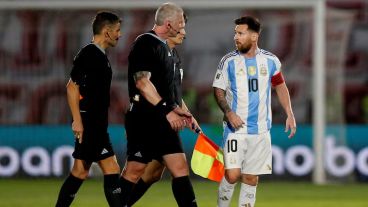 Lionel Messi es habitual blanco de duras patadas a lo largo de los distintos partidos que juega, especialmente en las Eliminatorias Sudamericanas.