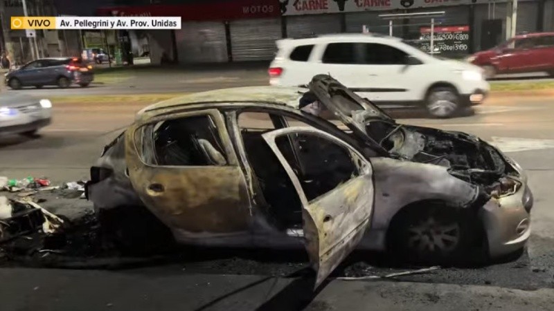 El coche ardió en la zona de Pellegrini y Provicias Unidas.