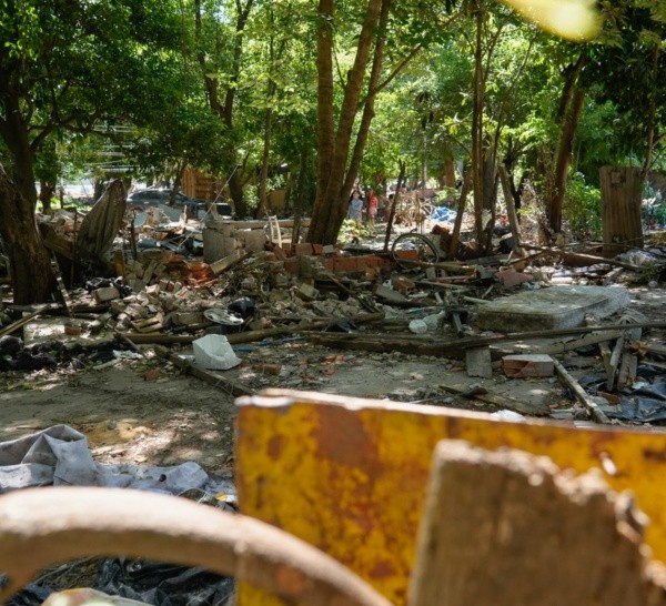 Al lado de la huerta están los escombros de las casas demolidas por la urbanización de La Sexta.