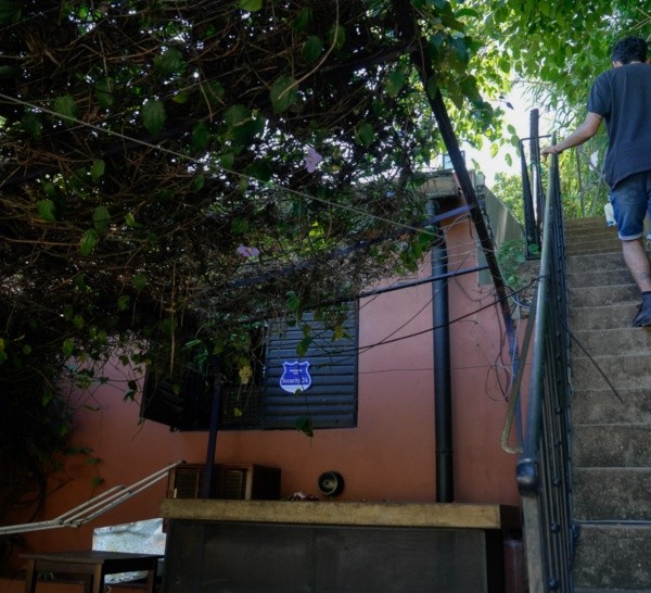 Desde el bajo, a la huerta se accede a través de una larga escalera.