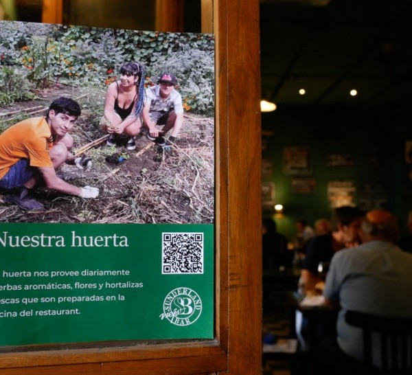 La cocina del restorán se nutre de la huerta, que tiene partes comunes y otras de los alumnos.