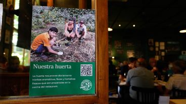 La cocina del restorán se nutre de la huerta, que tiene partes comunes y otras de los alumnos.