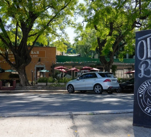 El espacio está arriba y atrás del bar de avenida Belgrano.