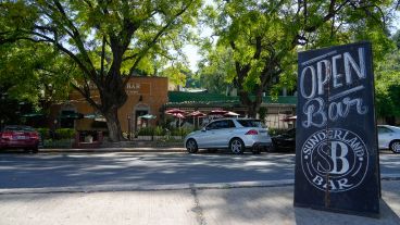 El espacio está arriba y atrás del bar de avenida Belgrano.