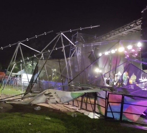 El escenario de la Fiesta de la Música afectado por el viento este sábado a la noche.