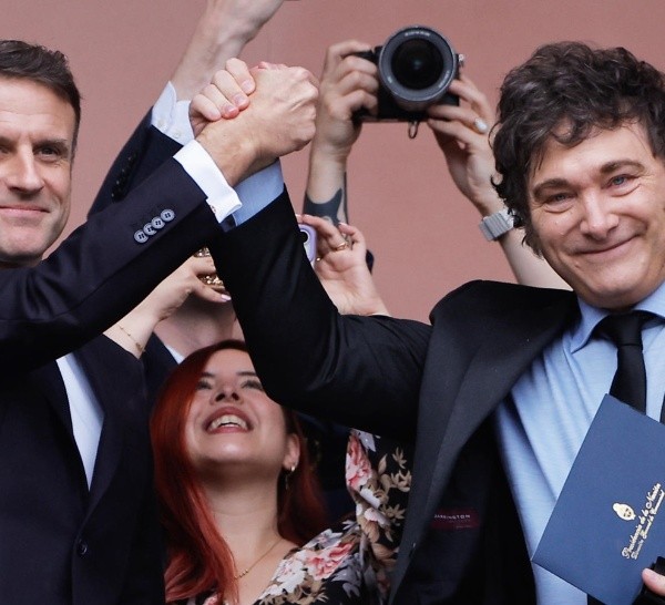 El presidente argentino y su par francés en el balcón de la Rosada.