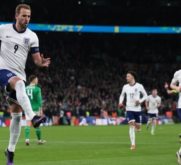 El veterano goleador Kane abrió la cuenta de penal.