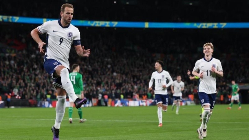 El veterano goleador Kane abrió la cuenta de penal.