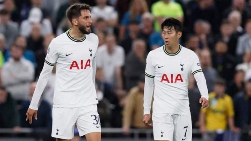 El uruguayo Bentancur y el surcoreano Son, compañeros en el Tottenham inglés.