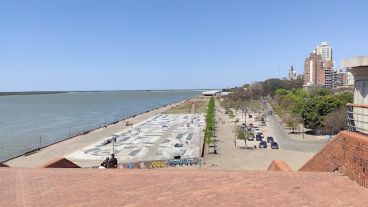 La idea es que durante el verano el playón del Parque España quede cubierto por estructuras que generen sombra.