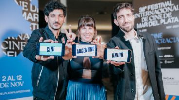 Santiago King, productor, y los directores Romina Tamburello y Federico Actis.