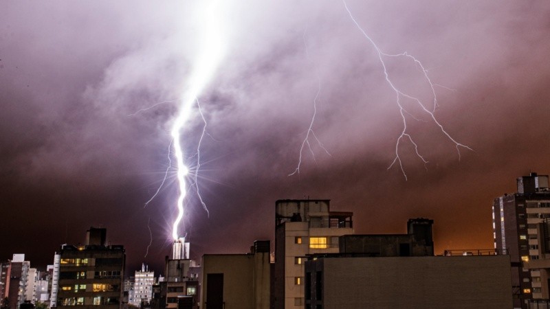 El SMN anuncia que durante las tormentas habrá actividad eléctrica frecuente.