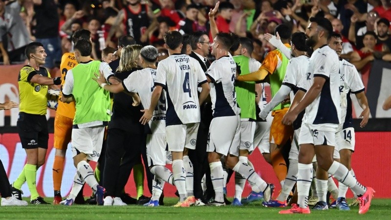 El final en el Coloso fue escandaloso, con los jugadores cargando contra Merlos.