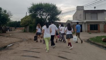 Alumnos de cuarto año de Nuestra Señora del Luján de Pérez entregaron sus productos contra el dengue.