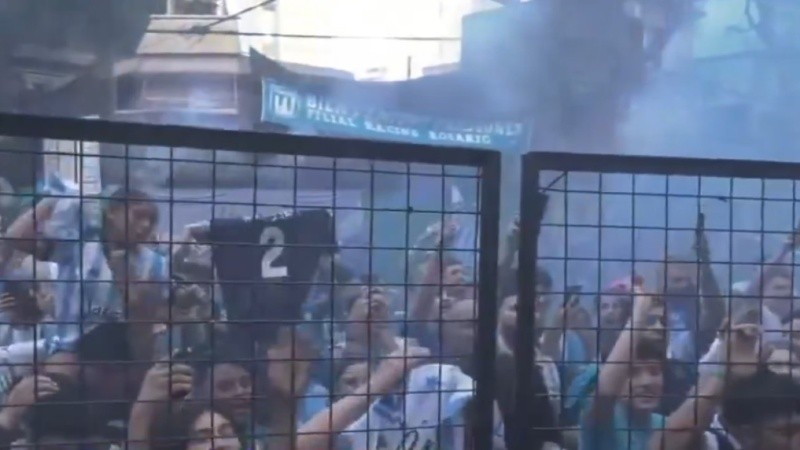 Los hinchas de Racing que fueron a recibir al plantel en el centro de Rosario.