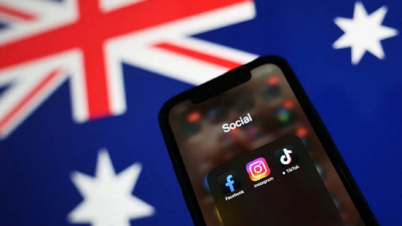 Australia sancionó una ley que prohíbe el uso de redes sociales para menores de 16 años.