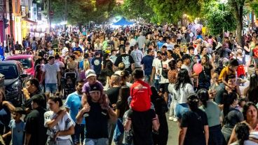 La arteria Juan José Paso fue por unas horas peatonal y se llenó de vecinos.