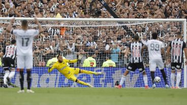 Alex Telles marcó el segundo de penal.