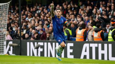 El festejo de Enzo Fernández luego de convertirle a Emiliano Martínez en Stamford Bridge.