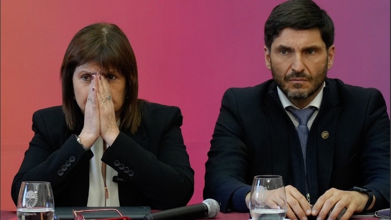 Los delincuentes apuntan contra Bullrich y Pullaro en el video.