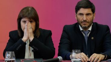 Los delincuentes apuntan contra Bullrich y Pullaro en el video.