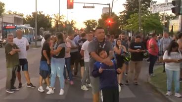 Los allegados de César se congregaron en la esquina donde sufrió el mortal ataque, para realizar su pedido de justicia.