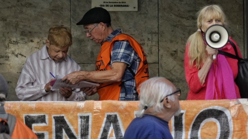 La protesta de los jubilados frente al Pami de San Lorenzo al 900.