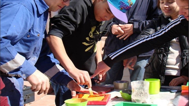 Un grupo de jóvenes en un taller municipal de baldosas. Los corredores se distinguirán por colores según el interés.