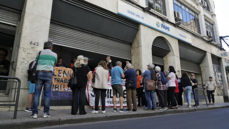 La protesta de los jubilados frente al Pami de San Lorenzo al 900.