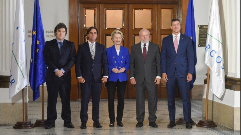 los presidentes de Argentina, Javier Milei; de Uruguay, Luis Lacalle Pou; la presidenta de la Comisión Europea, Ursula von der Leyen; y los presidentes de Brasil, Luiz Inácio Lula da Silva, y de Paraguay, Santiago Peña.