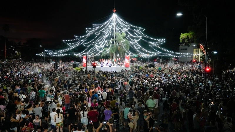 Habrá cuenta regresiva para que a la medianoche se enciendan las 3 mil luminarias.