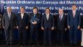 Desde la izquierda, los presidentes de Panamá, José Raúl Mulino; de Bolivia, Luis Arce; de Argentina, Javier Milei; de Uruguay, Luis Lacalle Pou; el ministro de Relaciones Exteriores de Brasil, Mauro Vieira, y el presidente de Paraguay, Santiago Peña, posan en la sede del Mercosur.