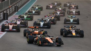 El piloto de McLaren Lando Norris de Gran Bretaña lidera el camino durante el Gran Premio de Abu Dhabi