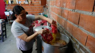 El comedor de Vázquez al 5200 prepara 300 raciones para los vecinos de barrio Tamagno.