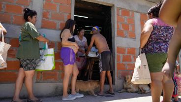 El comedor de Vázquez al 5200 prepara 300 raciones para los vecinos de barrio Tamagno.