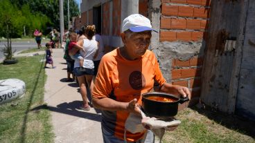 El comedor de Vázquez al 5200 prepara 300 raciones para los vecinos de barrio Tamagno.