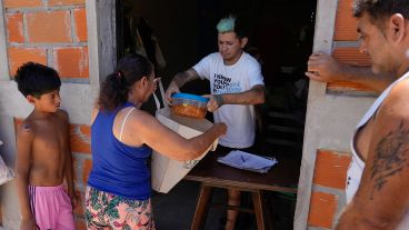 El comedor de Vázquez al 5200 prepara 300 raciones para los vecinos de barrio Tamagno.