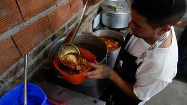 El comedor de Vázquez al 5200 prepara 300 raciones para los vecinos de barrio Tamagno.