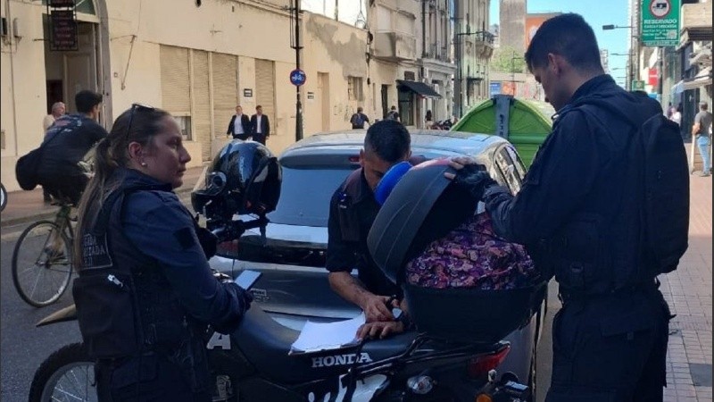 Momentos en que la policía realizaba el operativo, a la espera de que la mujer se repusiera para declarar.